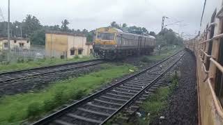 Tutari Express Entering In Kankavli Station तुतारी एक्स्प्रेस Indian Railway Konkan [upl. by Anirdnaxela]