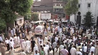 Attentato suicida in Pakistan 72 morti [upl. by Aseuqram]