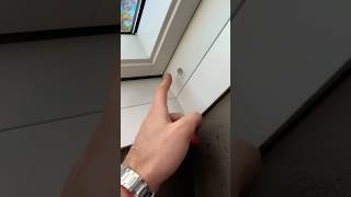 Wozu dieses Loch am Fenster😨🧼 fenster haushalt funktion gutzuwissen putzen tricks geheim [upl. by Gentes]