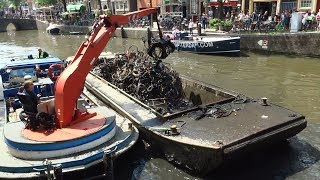 Oudezijds Amsterdam Waternet verwijdert fietswrakken uit de gracht [upl. by Buchalter]