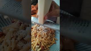 Dans la tradition italienne râpez le parmesan sur ses pâtes [upl. by Goulette129]