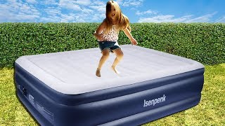 On fait les fous dehors  on saute sur un matelas gonflable ISENPENK comme sur un trampoline [upl. by Detta]