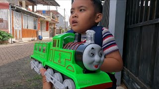 Ade bocil berburu cari mainan kereta thomas and friends [upl. by Asia820]