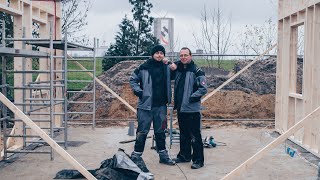 KLEINES HAUS ZUM SELBER BAUEN  Aufstellen der ersten Außenwände  Holzrahmenbau  Teil 1 [upl. by Rianna979]