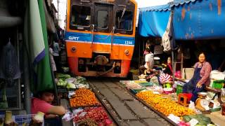 Thailandia treno di Maeklong che passa nel mercato [upl. by Aimej426]