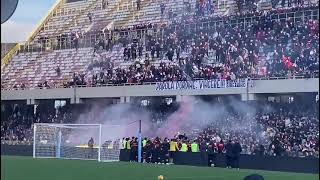 Salernitana carica ultras all’Arechi quotTutti uniti difendiamolaquot [upl. by Sladen914]