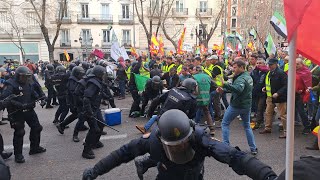 La Policía carga contra los agricultores a su llegada al centro de Madrid [upl. by Hailey240]