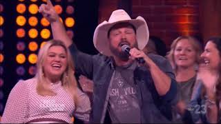 Garth Brooks amp Kelly Clarkson sing quotAint Going Down Til The Sun Comes Upquot Live Concert Performance [upl. by Akkina]