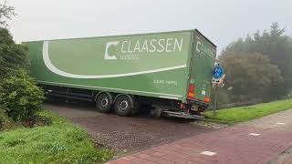 Vrachtwagen bungelt boven de sloot in ‘sGravenzande [upl. by Leasim]