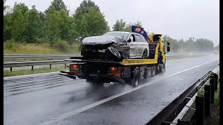 Ve vysoké rychlosti vyjelo auto z dálnice a narazilo do stromu dva zranění [upl. by Enytnoel310]