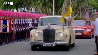 Thailandia la sfilata del re Maha Vajiralongkorn sulla chiatta reale a Bangkok [upl. by Nannerb]