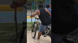 🔴De Moto nueva a moto vieja 🏍️💀🤣 colombia humor mundobox motos [upl. by Nanoc854]