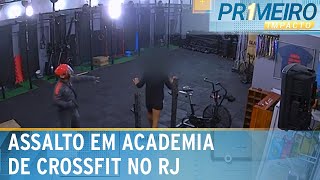 Personal trainer é roubado dentro de academia de crossfit no Rio  Primeiro Impacto 260724 [upl. by Newsom]