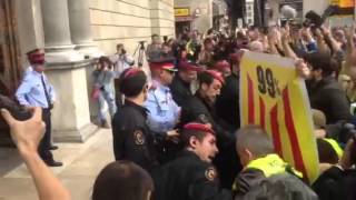 Forcejeo entre Mossos y iaioflautas [upl. by Francisca739]