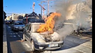 Un sofer de betoniera stinge in cateva secunde un incendiu auto pana sa vina pompierii [upl. by Holbrooke]