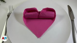 Come piegare un tovagliolo di carta a forma di cuore  Tovaglioli DIY [upl. by Ydnew]