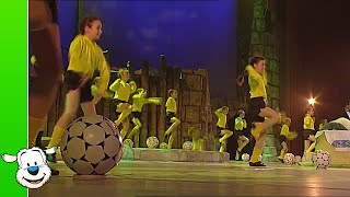 Samson amp Gert Kerstshow Iedereen is ziek  Wij willen voetballen 6 [upl. by Kcerred12]