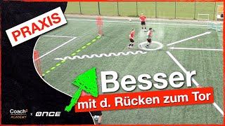 11 mit dem Gegner im Rücken verbessern I Coach²  Fußballtraining [upl. by Adiene436]