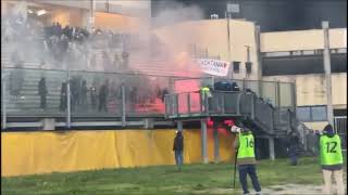 I tifosi del Catania invadono il campo del Padova per rubare uno striscione agli ultras [upl. by Eillod]