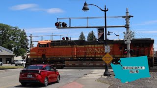 Incandescent Gate Lights BNSF Manifest at Washington St Napavine WA [upl. by Irvin716]