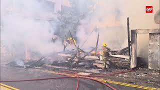 Devant les Casernes centrales à PortLouis  Une maison en bois ravagée par les flammes [upl. by Herrington401]