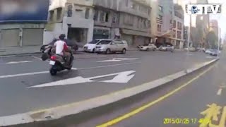 Roba una moto y es atropellado [upl. by Dopp399]