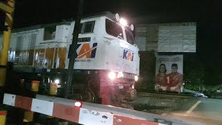 kereta api di palang pintu yang memuat kontainer dan berjalan sangat pelan [upl. by Nerok]