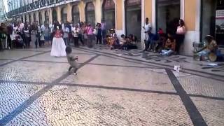 Une fillette danse dans la rue sous le son des tambours [upl. by Franchot]