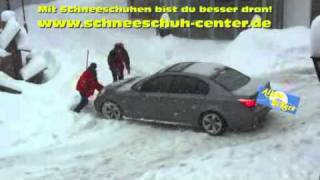 Mit Schneeschuhen wäre man besser drann Lustig Auto im Schnee [upl. by Rosaline]