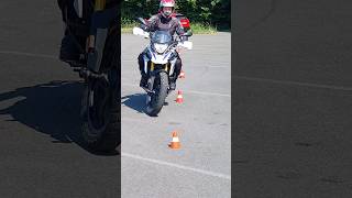 Noch etwas langsamer und Hinterradbremse benutzen Slalom Schrittgeschwindigkeit Motorrad Fahrschule [upl. by Eniliuqcaj99]