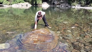 ❤️👉 The girl caught a giant clam in the water and opened it to discover beautiful jewelry [upl. by Rammus]