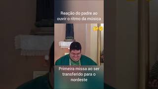 Reação do padre ao ouvir o ritmo da música [upl. by Notreb]