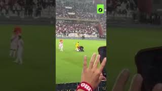 GALLESE arroja celular de HINCHA que invadió la cancha para fotografiarse con MESSI  Depor [upl. by Klayman]