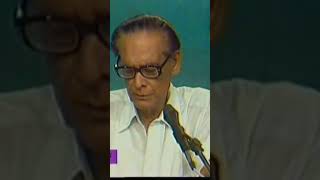 Neel Akasher Niche Ei Prithibi Hemanta Mukherjee Live [upl. by Notselrahc743]