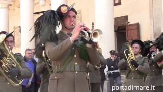 Un due tre arrivano i bersaglie La fanfara dei bersaglieri in piazza Salandra a Nardò LE [upl. by Nedak]