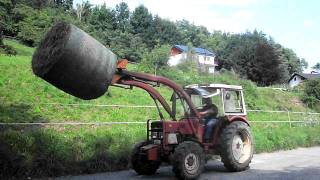 International IH 633 beim Heuballen fahren [upl. by Hgielar]