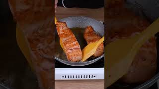 technique de cuisson du saumon recette streetfood [upl. by Derward]