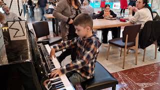 Michele 8 years old play Einaudi  Nuvole Bianche on a public piano in a shopping center music [upl. by Kalmick]