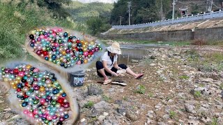 Pearl hunters open pearl oysters by the river to harvest colorful pearls [upl. by Guillema]