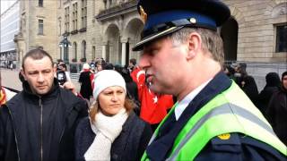 Politie heeft handen vol aan demonstratie tegen Jeugdzorg in Rotterdam [upl. by Enael]