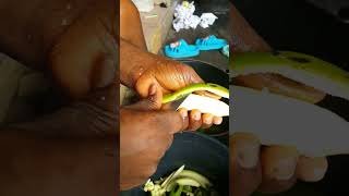 Comment éplucher une banane plantain avec le couteau pour preparer le koki au cameroun shorts [upl. by Murton]