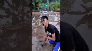 Ngejar layangan si ngejar layangan faisal kena imbasnya si burik lucu ngakak komedi sunda [upl. by Neryt33]