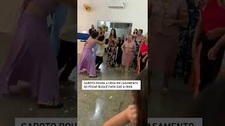 Garoto rouba a cena em casamento ao pegar buquê para dar à irmã shorts [upl. by Glendon]