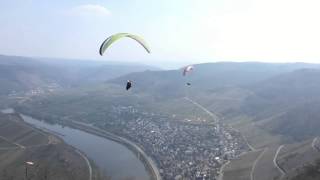 Paraglider am Calmont oberhalb der Moselschleife bei Bremm [upl. by Gerianne]