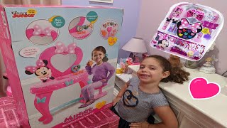 Isabella Reviews the Minnie Mouse Bowdazzling Vanity amp Minnie Mouse Make Up Set Backpack amp Toys [upl. by Harwell]