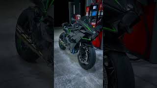 That gas station lighting thoughMotorcycle biker BikeLife superbike sportbike kawasaki zx10r [upl. by Ellehctim]