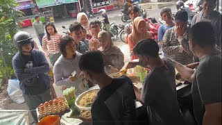 Every morning there is always a busy queue of buyers‼️Indonesian Street Food [upl. by Trilby]