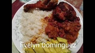 Arroz blanco habichuelas Guisadas y Pollo Frito Una Comida Tradicional de Puerto Rico [upl. by Ryun613]