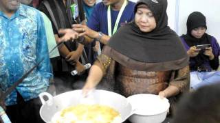 MAK CIK GORENG PISANG GUNA TANGAN CELUP MINYAK PANAS [upl. by Annoeik742]