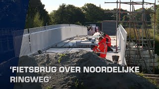 Fietsbrug op zijn plek gehesen over noordelijke ringweg [upl. by Tristas]